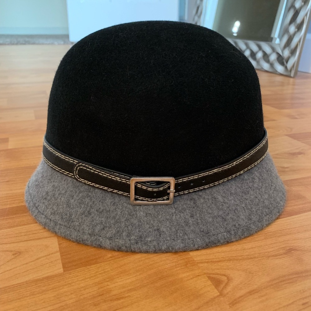 Cloche hat